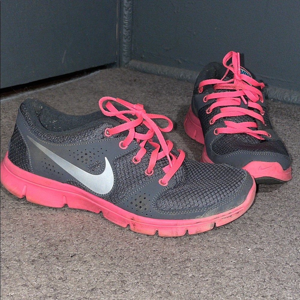 Nike Women's Athletic Shoes in Gray and Pink
